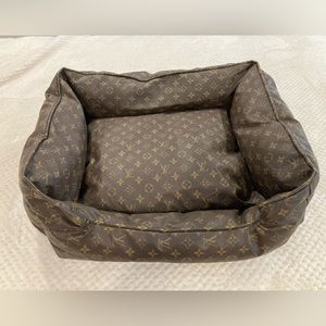 Dog bed vinyl pleather slightly grippy bottom